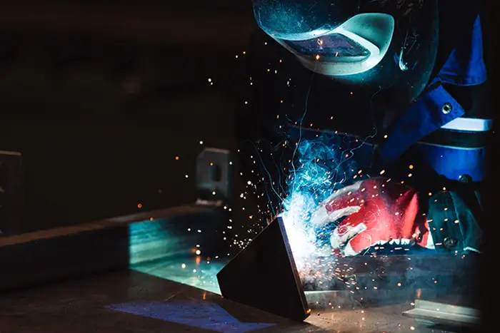 Industrieschweißer bei der Arbeit