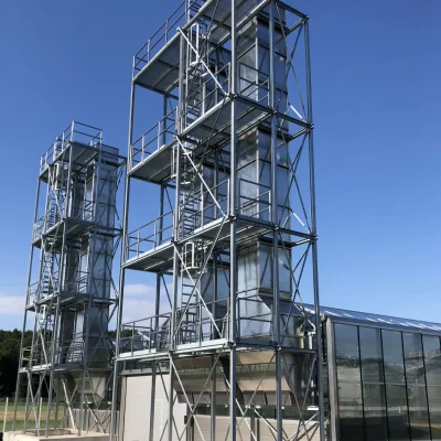 Zwei Ablufttürme einer Trocknungsanlage mit Treppen