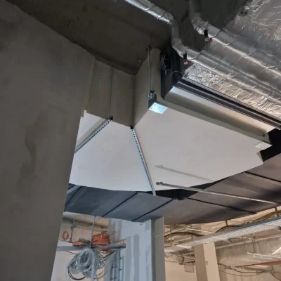 Verkleidung einer rechteckigen Lüftungsleitung an der Decke