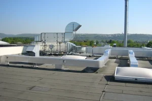 Raumlufttechnisches Leitungssystem auf einem Gebäudedach