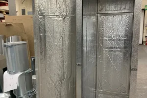 Geöffnete Schallschutzkabine für Maschinen