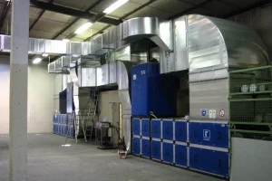 Prozesslufttechnische Anlage mit Filtern in Industriehalle